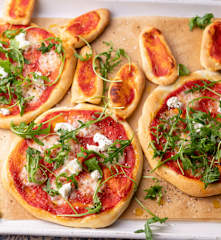 Pizza de Pâques avec salade de roquette et minimozzarella