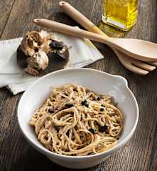 Tallarines con salsa de setas y ajo negro