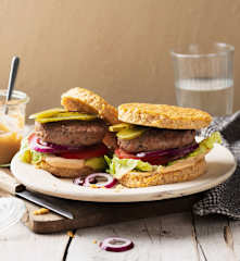 Sandwich au fromage faible en glucides avec galettes de hamburger