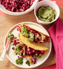 Jerked Chicken-Tacos mit Ananas-Rotkohl-Salat und Koriander-Minz-Sauce