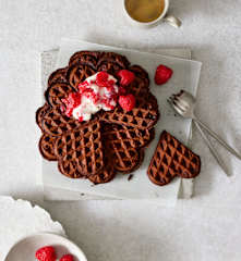 Brownie-Waffeln mit Himbeersahne