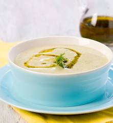 Krem z młodej kalarepy z olejem koperkowym