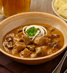 Zabijačkový guláš s knedlíkem