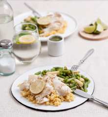 Halibut na parze z warzywami, żółtą soczewicą i zielonym sosem