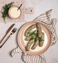 Biała kiełbasa w sosie chrzanowym