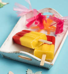 Erdbeer-Mango-Pops