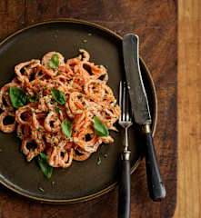 Noodles de batata-doce com molho de caju