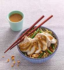 Nouilles au poulet sauce sésame