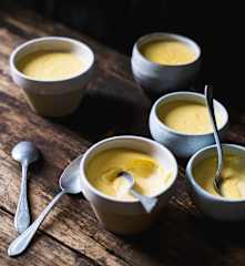 Petites crèmes à la mangue et à l’amande