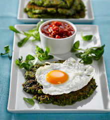 Bulgurovo-špenátové placky s vejci a rajčatovým čatní
