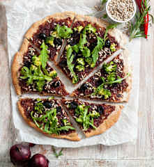 Wegańska gryczana pizza z konfiturą z czerwonej cebuli i brokułami