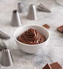 Maślany ganache czekoladowy do dekoracji tortów