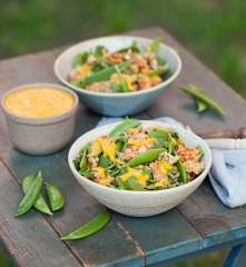 Quinoa z kurczakiem, groszkiem cukrowym i dressingiem mango