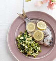 Sargos ao vapor com legumes e manteiga de ervas