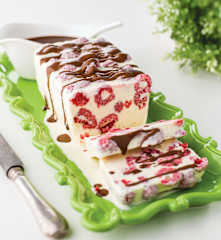 Gelado de chocolate branco e framboesas com chocolate quente