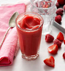 Smoothie de frutos rojos, sandía y albahaca