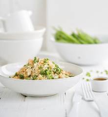 Salada de arroz, ervilhas e camarão