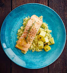Salmone con cavolo cappuccio saporito e contorno di patate