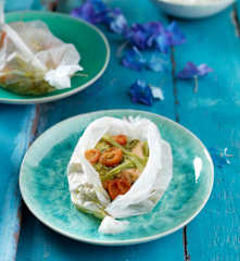 Salmão e feijão-verde em papelote