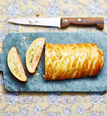 Feuilleté tressé au saumon et poireau