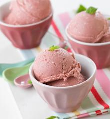 Gelado de morango e manjericão