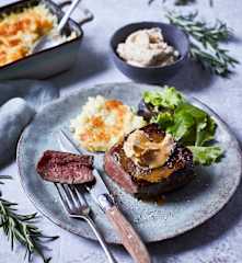 Rinderfilets mit Kartoffelgratin und Senfbutter