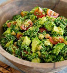 Σαλάτα με κινόα, κόλιανδρο και ρεβίθια