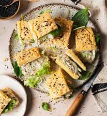Sandwich aux oeufs et aux amandes à faible teneur en glucides, garni de thon et d'oeufs