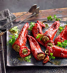 Špičaté papriky na gril plněné masovo-sýrovou směsí