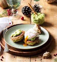 Hamburguesas crujientes de quinoa con puré de aguacate