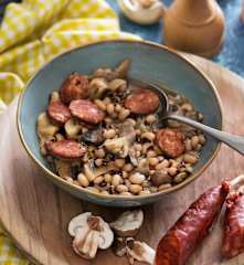 Judías carillas con chorizo y setas en cocción lenta