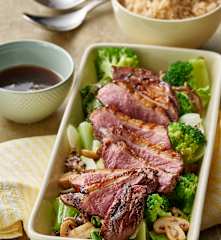 Anatra all'orientale con funghi, verdure e riso