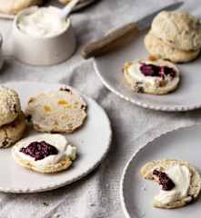 Scones con mermelada de frutos rojos y chía (sin gluten)