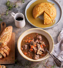 Boeuf bourguignon;  dampet citronbudding med citronsirup