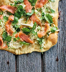 Piza de salmão fumado e agrião