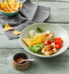 Erbsen-Guacamole mit Halloumi und Gemüse