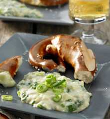 Obatzter mit Frühlingszwiebeln