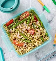 Insalata di orzo con pesto e gamberetti