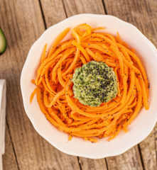 Spaghetti di carote con pesto di avocado raw