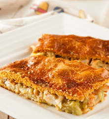 Empanada rellena de patata, pulpo y langostinos