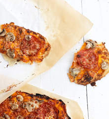 Piza sem fermento com chourição e cogumelos