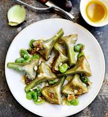 Artichauts et fèves en bagna cauda