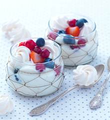 Verrine fruits frais, yaourt et meringue