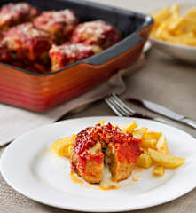 Kotlety (croquetas) faszerowane serem i boczkiem z sosem pomidorowym