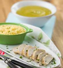 Creme de brócolos e curgete e Cuscuz de laranja com frango