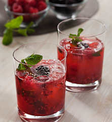 Vodka tonic de moras y fresas