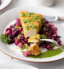 Rotkrautsalat mit knusprigem Feta und Kräuterpesto