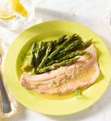 Filetes de trucha y espárragos con mantequilla de jengibre