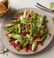 Ensalada de espárragos y fresas