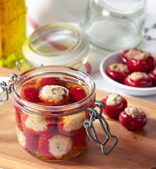 Peperoncini farciti sott'olio